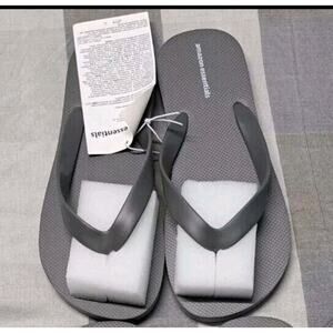 Amazon Essentials Kids Flip Flops Sandals Grey Size 5 Youth Unisex New